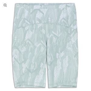 Lululemon Swift Speed High-Rise Biker Shorts 8" in Reverberate Chevron Jacquard